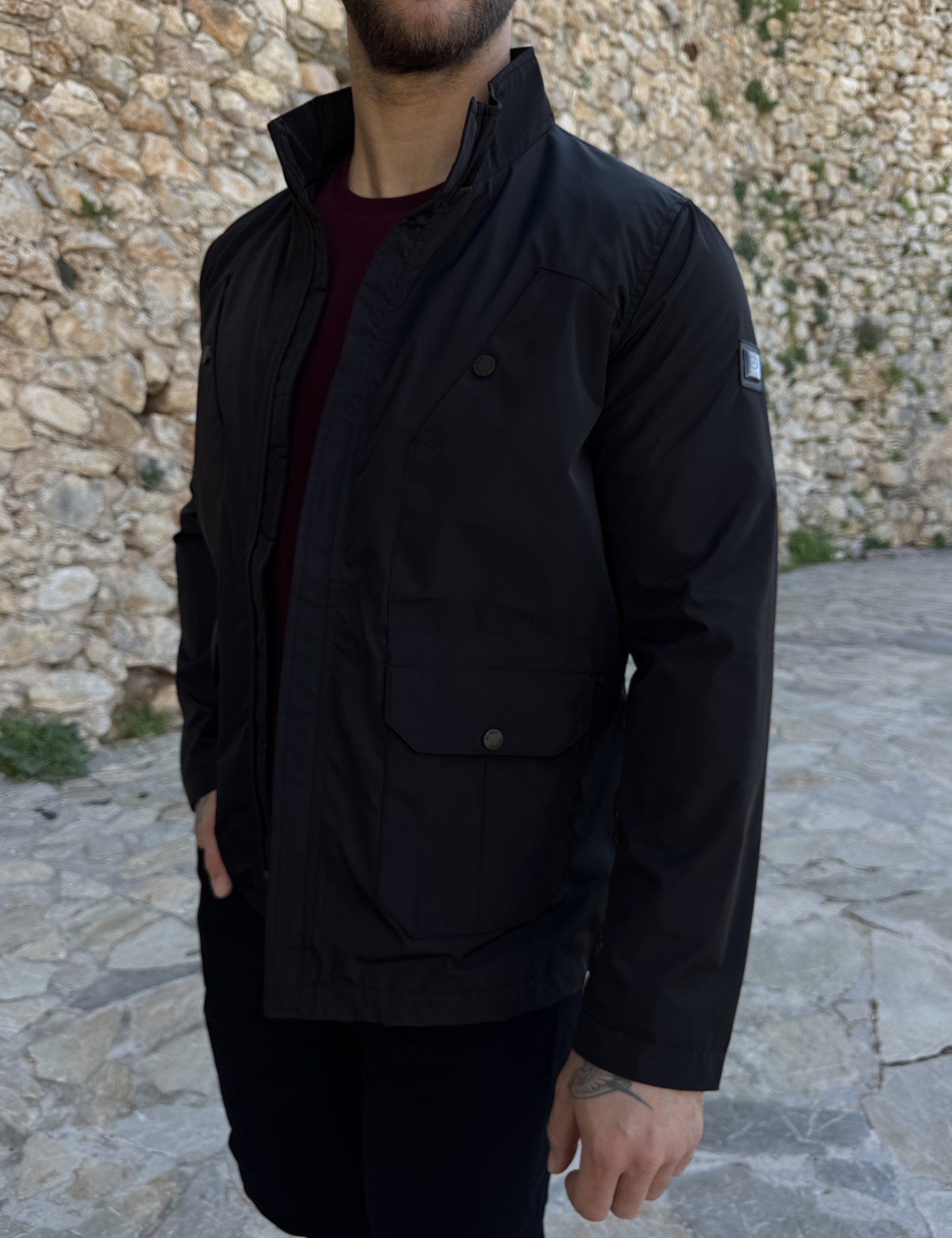 Ανδρικό μαύρο ελαφρύ μπουφάν με γιακά και ίσιο τελειώμα HM264085M φωτογραφία